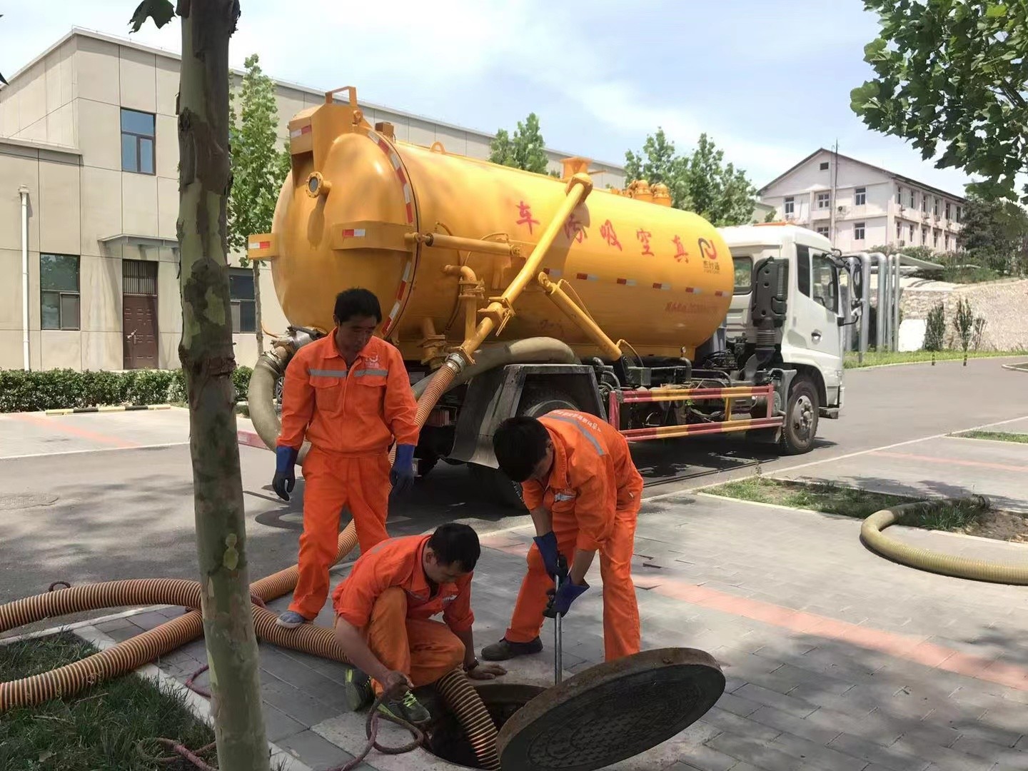 盱眙管道疏通车停在窨井附近